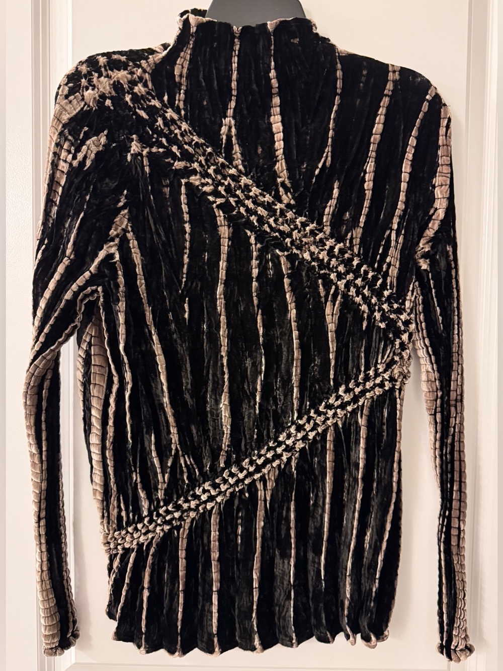 #z234 Soft Surroundings Bryn Infinity Pleated Velvet Mock Neck Top Black & Beige